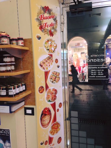 Insegna e vetrina negozio