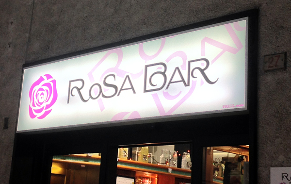 Insegna e vetrina negozio