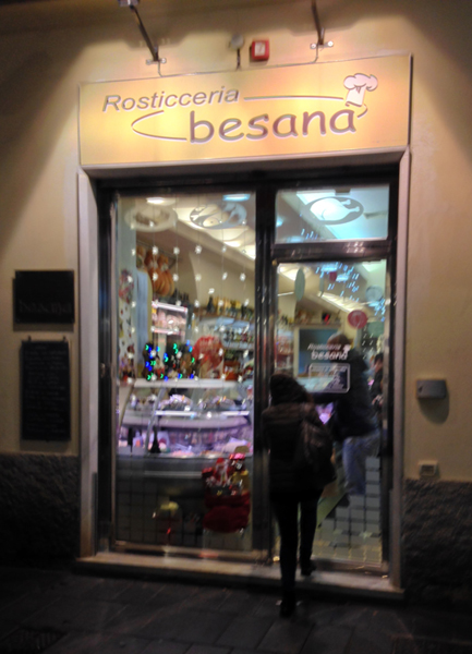 Insegna e vetrina negozio